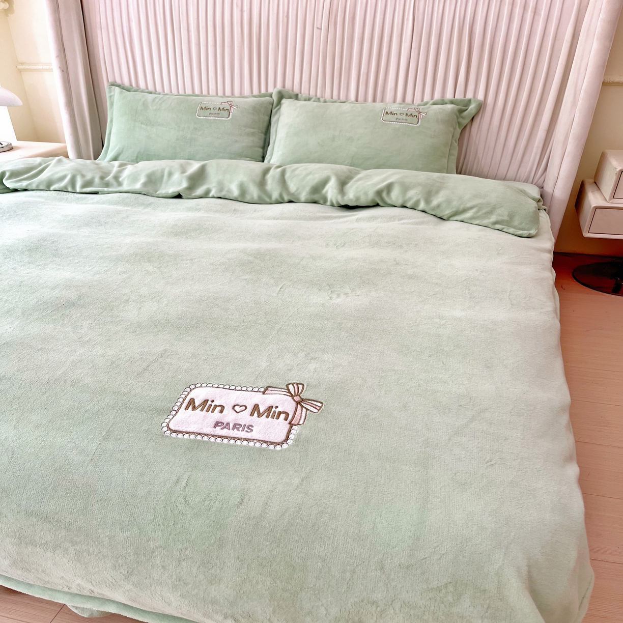 91家纺网 家纺一手货源 找家纺 恋尚羽家纺  2025新款牛奶绒绣花四件套 绿色