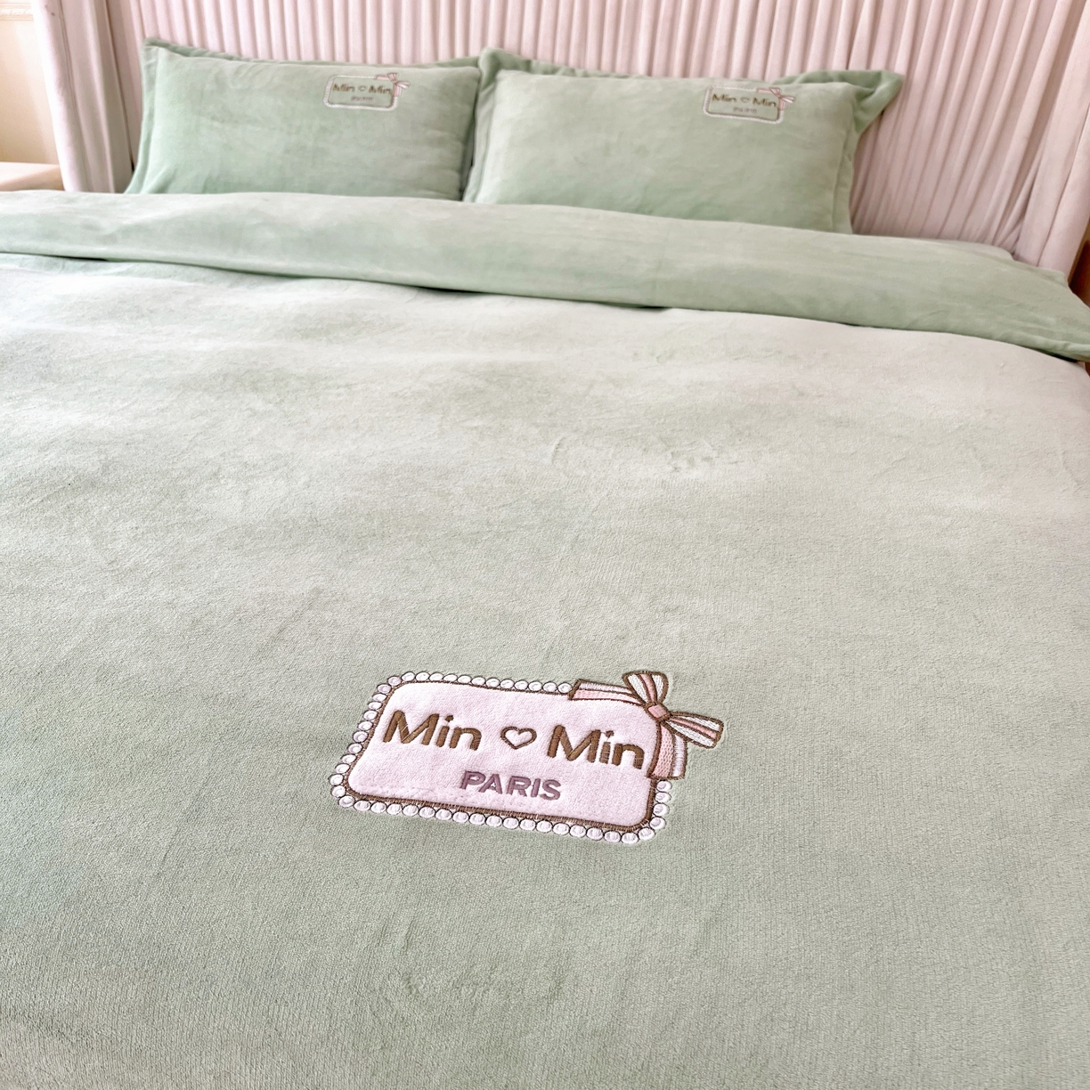 91家纺网 家纺一手货源 找家纺 恋尚羽家纺  2025新款牛奶绒绣花四件套 绿色