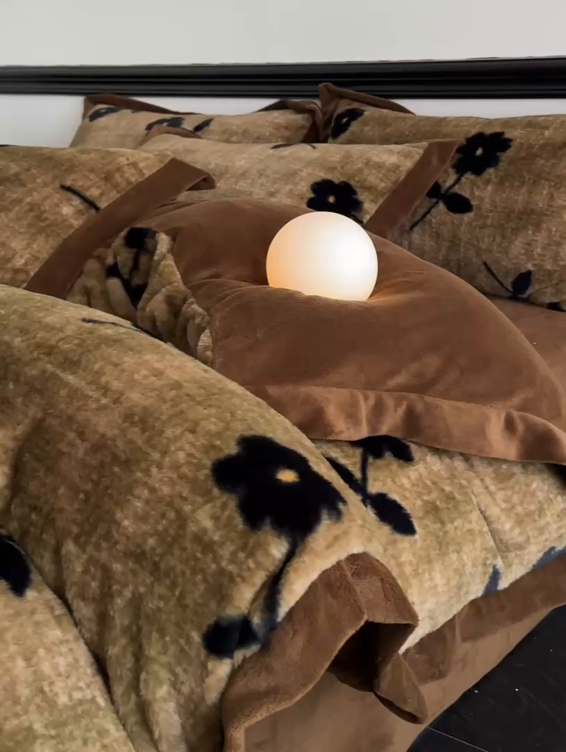 91家纺网 家纺一手货源 找家纺 绒世界 2025秋冬新款丹麦绒宽边牛奶绒四件套 宽边兔绒-繁花-咖