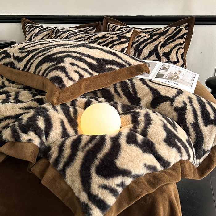 91家纺网 家纺一手货源 找家纺 绒世界 2025秋冬新款丹麦绒宽边牛奶绒四件套 宽边兔绒-虎纹-咖