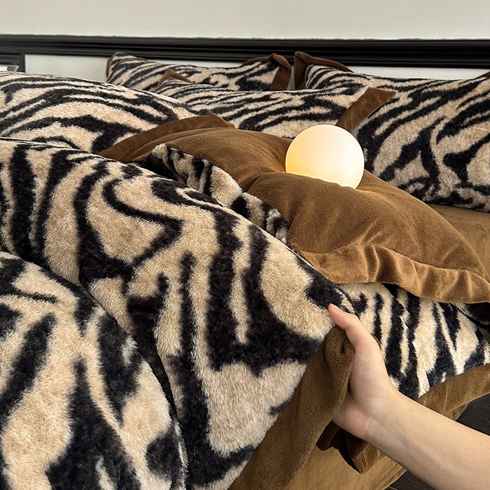 91家纺网 家纺一手货源 找家纺 绒世界 2025秋冬新款丹麦绒宽边牛奶绒四件套 宽边兔绒-虎纹-咖