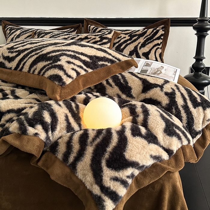 91家纺网 家纺一手货源 找家纺 绒世界 2025秋冬新款丹麦绒宽边牛奶绒四件套 宽边兔绒-虎纹-咖