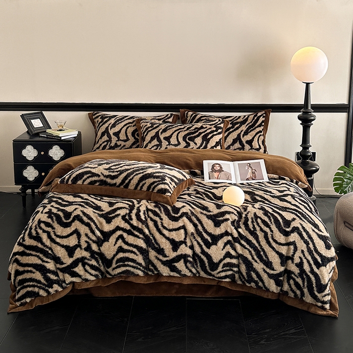 91家纺网 家纺一手货源 找家纺 绒世界 2025秋冬新款丹麦绒宽边牛奶绒四件套 宽边兔绒-虎纹-咖