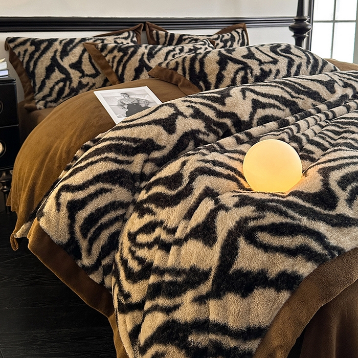 91家纺网 家纺一手货源 找家纺 绒世界 2025秋冬新款丹麦绒宽边牛奶绒四件套 宽边兔绒-虎纹-咖