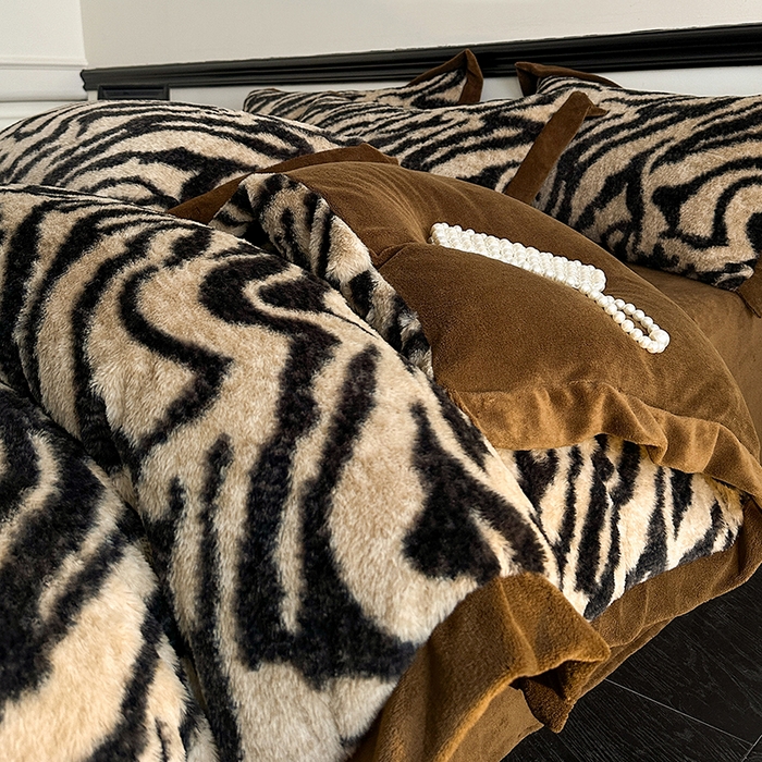 91家纺网 家纺一手货源 找家纺 绒世界 2025秋冬新款丹麦绒宽边牛奶绒四件套 宽边兔绒-虎纹-咖