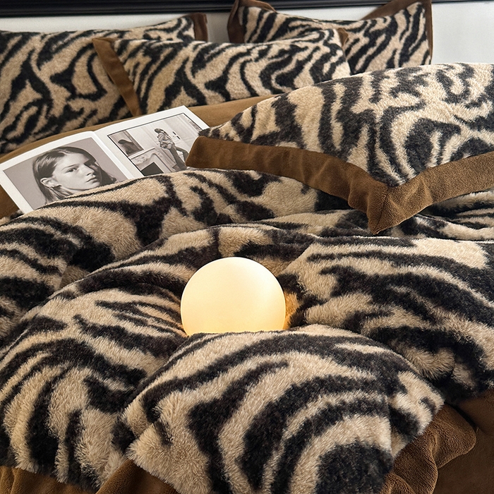 91家纺网 家纺一手货源 找家纺 绒世界 2025秋冬新款丹麦绒宽边牛奶绒四件套 宽边兔绒-虎纹-咖