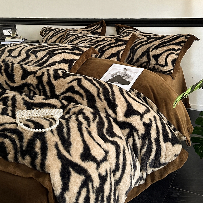 91家纺网 家纺一手货源 找家纺 绒世界 2025秋冬新款丹麦绒宽边牛奶绒四件套 宽边兔绒-虎纹-咖