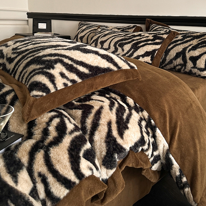 91家纺网 家纺一手货源 找家纺 绒世界 2025秋冬新款丹麦绒宽边牛奶绒四件套 宽边兔绒-虎纹-咖