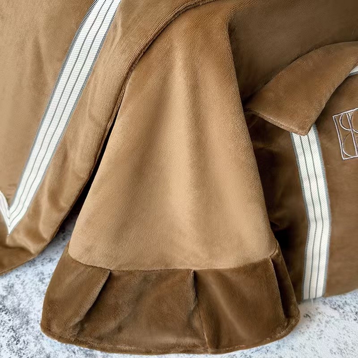 91家纺网 家纺一手货源 找家纺 席之家 席之家 2025新款280克全消光刺绣牛奶绒四件套 艺术空间-咖啡