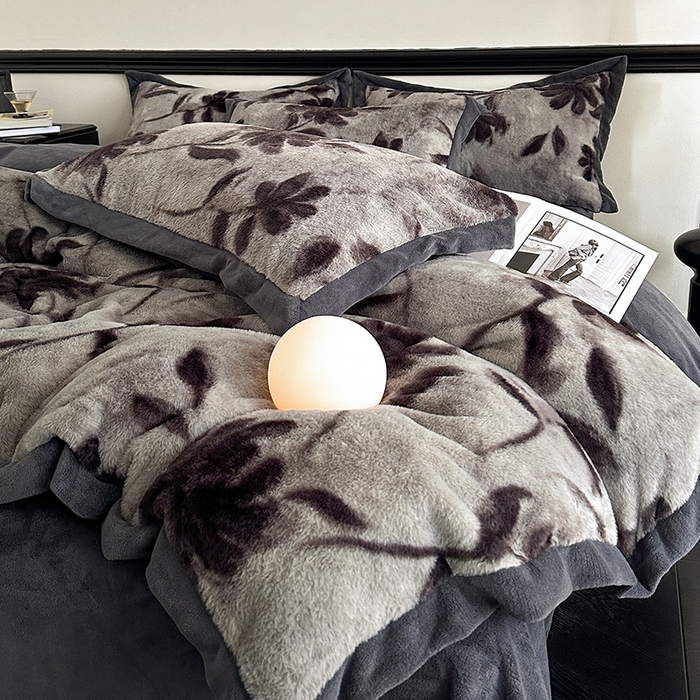 91家纺网 家纺一手货源 找家纺 绒世界 2025秋冬新款丹麦绒宽边牛奶绒四件套 宽边兔绒-花影-灰