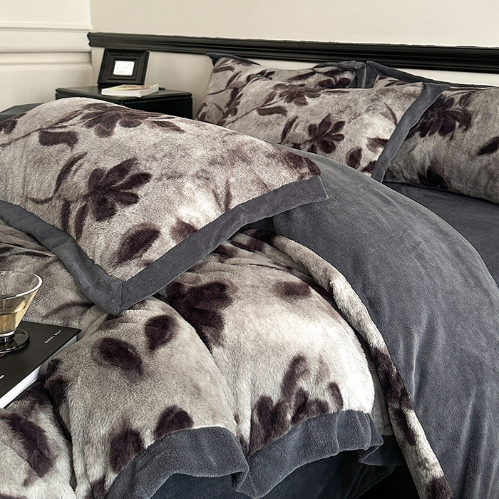 91家纺网 家纺一手货源 找家纺 绒世界 2025秋冬新款丹麦绒宽边牛奶绒四件套 宽边兔绒-花影-灰