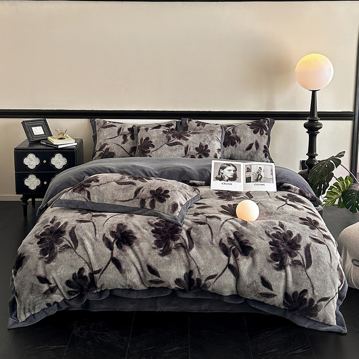91家纺网 家纺一手货源 找家纺 绒世界 2025秋冬新款丹麦绒宽边牛奶绒四件套 宽边兔绒-花影-灰