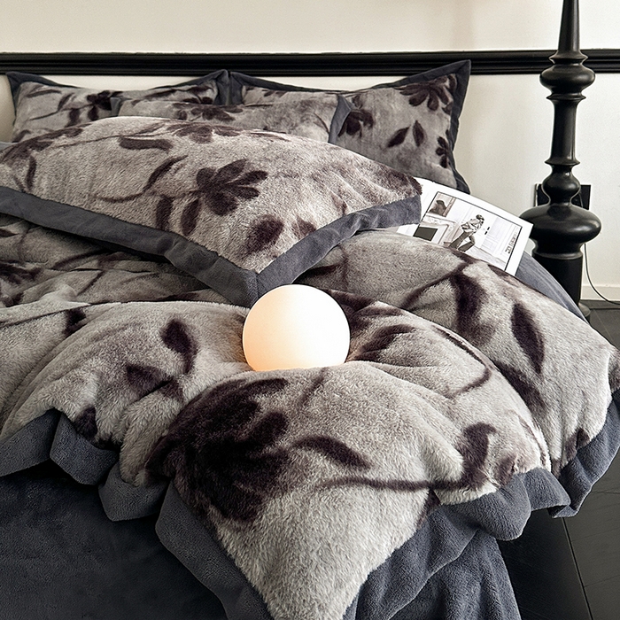 91家纺网 家纺一手货源 找家纺 绒世界 2025秋冬新款丹麦绒宽边牛奶绒四件套 宽边兔绒-花影-灰