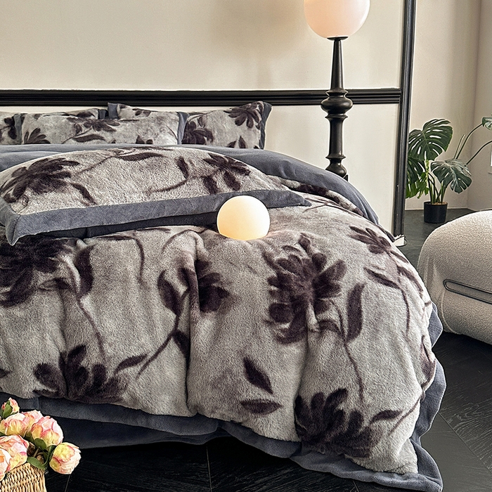 91家纺网 家纺一手货源 找家纺 绒世界 2025秋冬新款丹麦绒宽边牛奶绒四件套 宽边兔绒-花影-灰