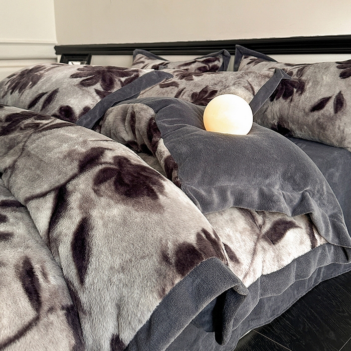 91家纺网 家纺一手货源 找家纺 绒世界 2025秋冬新款丹麦绒宽边牛奶绒四件套 宽边兔绒-花影-灰