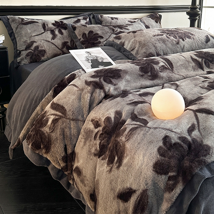 91家纺网 家纺一手货源 找家纺 绒世界 2025秋冬新款丹麦绒宽边牛奶绒四件套 宽边兔绒-花影-灰