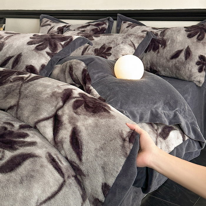 91家纺网 家纺一手货源 找家纺 绒世界 2025秋冬新款丹麦绒宽边牛奶绒四件套 宽边兔绒-花影-灰