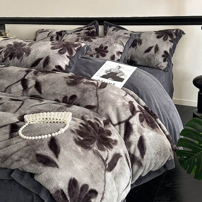 91家纺网 家纺一手货源 找家纺 绒世界 2025秋冬新款丹麦绒宽边牛奶绒四件套 宽边兔绒-花影-灰