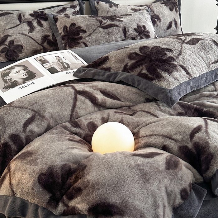 91家纺网 家纺一手货源 找家纺 绒世界 2025秋冬新款丹麦绒宽边牛奶绒四件套 宽边兔绒-花影-灰