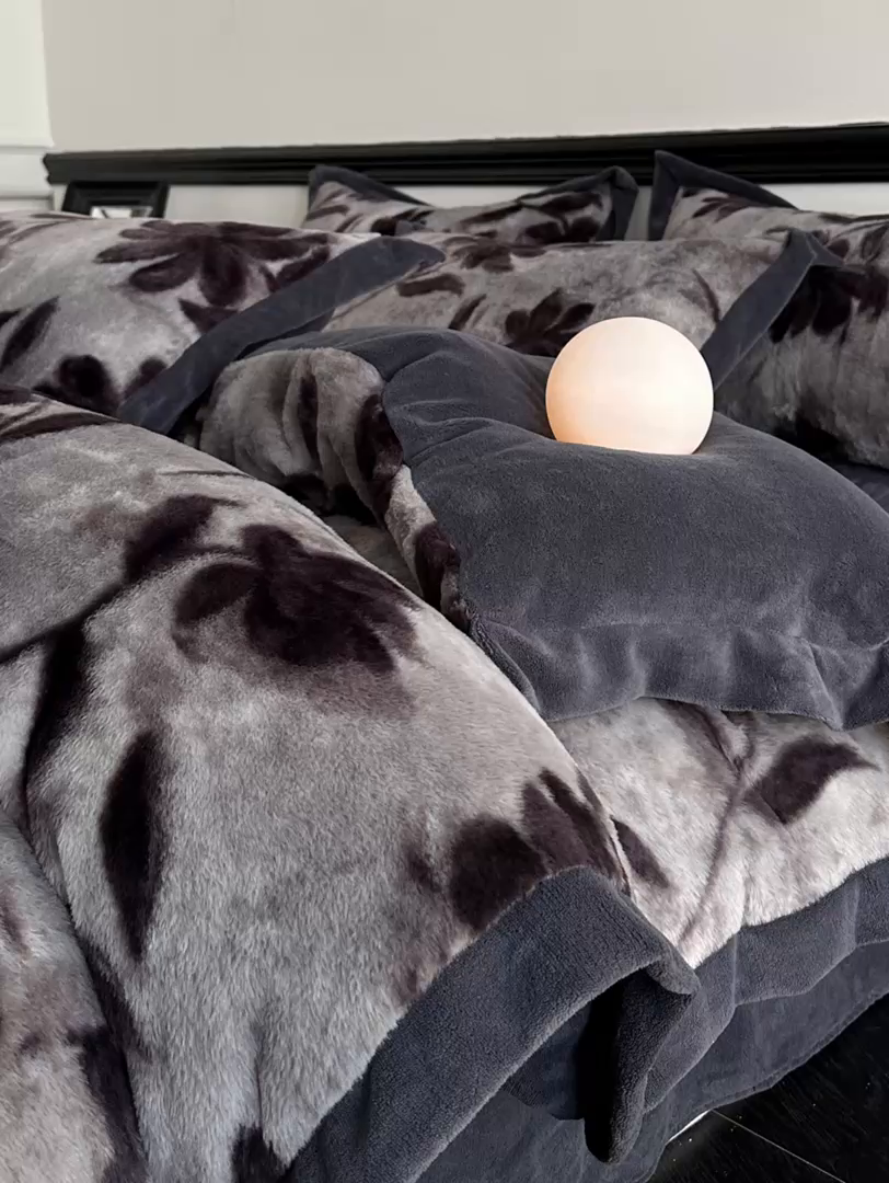 91家纺网 家纺一手货源 找家纺 绒世界 2025秋冬新款丹麦绒宽边牛奶绒四件套 宽边兔绒-花影-灰