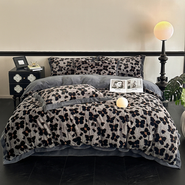 91家纺网 家纺一手货源 找家纺 绒世界 2025秋冬新款丹麦绒宽边牛奶绒四件套 宽边兔绒-羽蝶-灰