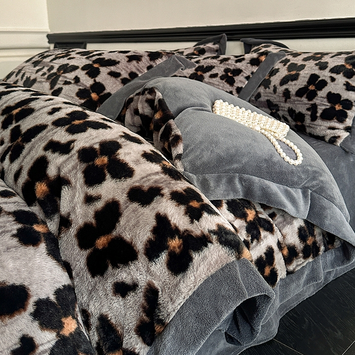 91家纺网 家纺一手货源 找家纺 绒世界 2025秋冬新款丹麦绒宽边牛奶绒四件套 宽边兔绒-羽蝶-灰