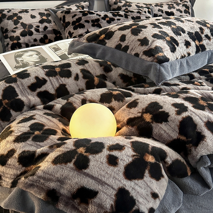 91家纺网 家纺一手货源 找家纺 绒世界 2025秋冬新款丹麦绒宽边牛奶绒四件套 宽边兔绒-羽蝶-灰