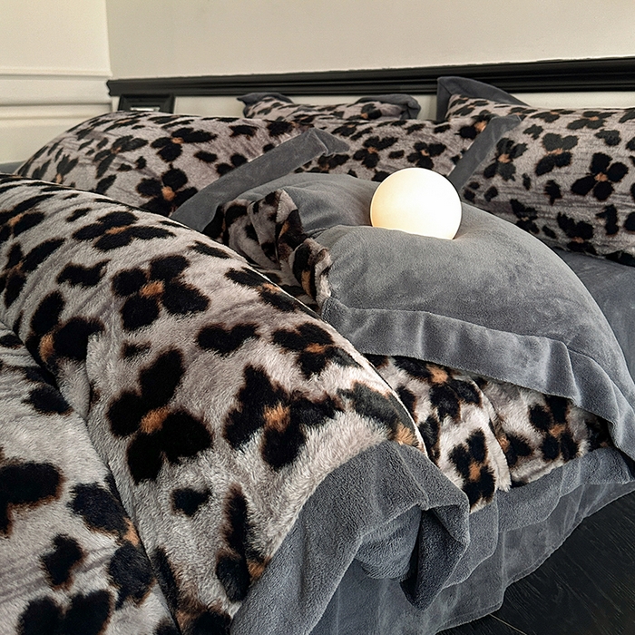 91家纺网 家纺一手货源 找家纺 绒世界 2025秋冬新款丹麦绒宽边牛奶绒四件套 宽边兔绒-羽蝶-灰