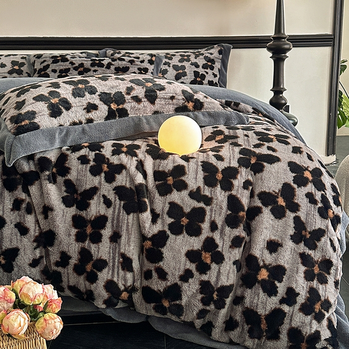 91家纺网 家纺一手货源 找家纺 绒世界 2025秋冬新款丹麦绒宽边牛奶绒四件套 宽边兔绒-羽蝶-灰