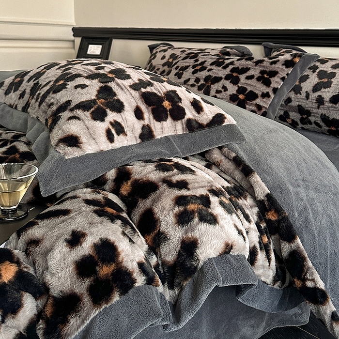 91家纺网 家纺一手货源 找家纺 绒世界 2025秋冬新款丹麦绒宽边牛奶绒四件套 宽边兔绒-羽蝶-灰