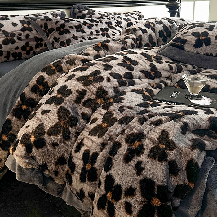 91家纺网 家纺一手货源 找家纺 绒世界 2025秋冬新款丹麦绒宽边牛奶绒四件套 宽边兔绒-羽蝶-灰