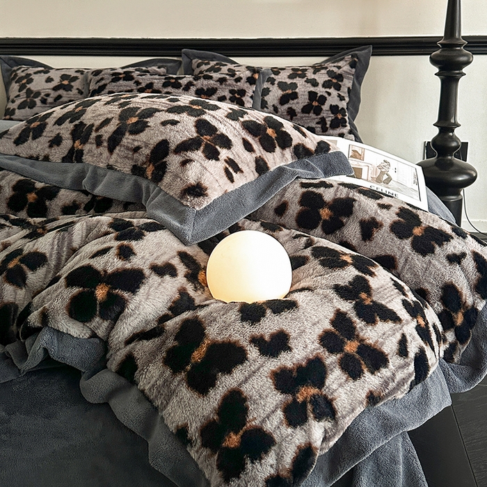 91家纺网 家纺一手货源 找家纺 绒世界 2025秋冬新款丹麦绒宽边牛奶绒四件套 宽边兔绒-羽蝶-灰