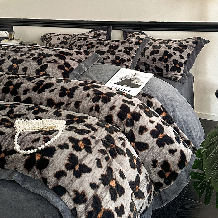 91家纺网 家纺一手货源 找家纺 绒世界 2025秋冬新款丹麦绒宽边牛奶绒四件套 宽边兔绒-羽蝶-灰