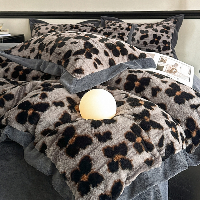 91家纺网 家纺一手货源 找家纺 绒世界 2025秋冬新款丹麦绒宽边牛奶绒四件套 宽边兔绒-羽蝶-灰