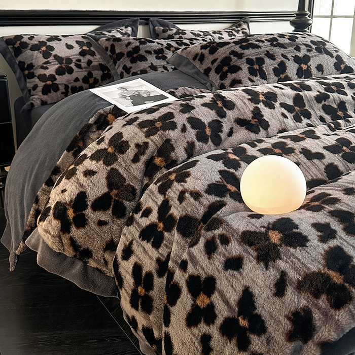 91家纺网 家纺一手货源 找家纺 绒世界 2025秋冬新款丹麦绒宽边牛奶绒四件套 宽边兔绒-羽蝶-灰