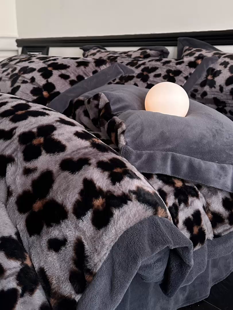 91家纺网 家纺一手货源 找家纺 绒世界 2025秋冬新款丹麦绒宽边牛奶绒四件套 宽边兔绒-羽蝶-灰