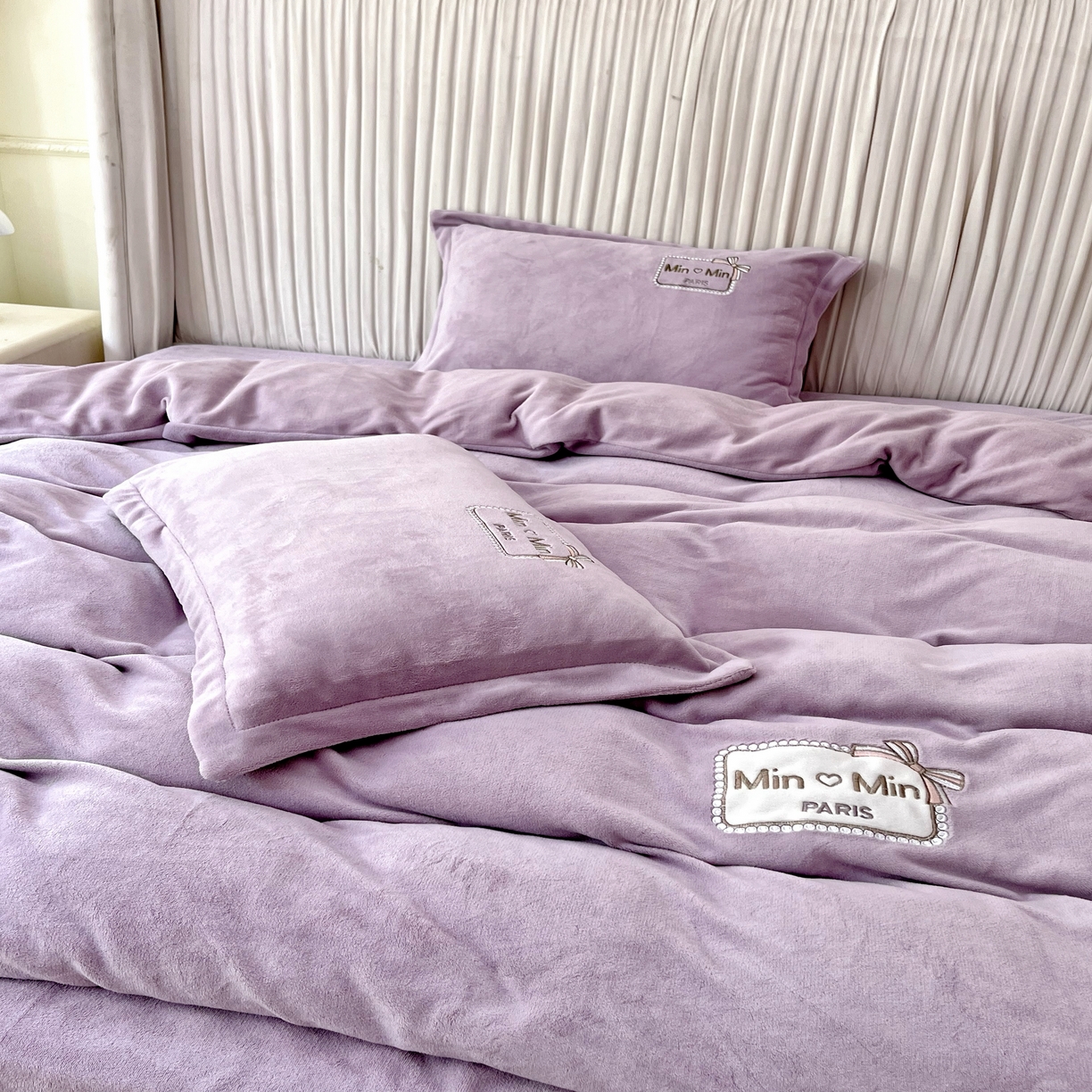 91家纺网 家纺一手货源 找家纺 恋尚羽家纺  2025新款牛奶绒绣花四件套 紫色