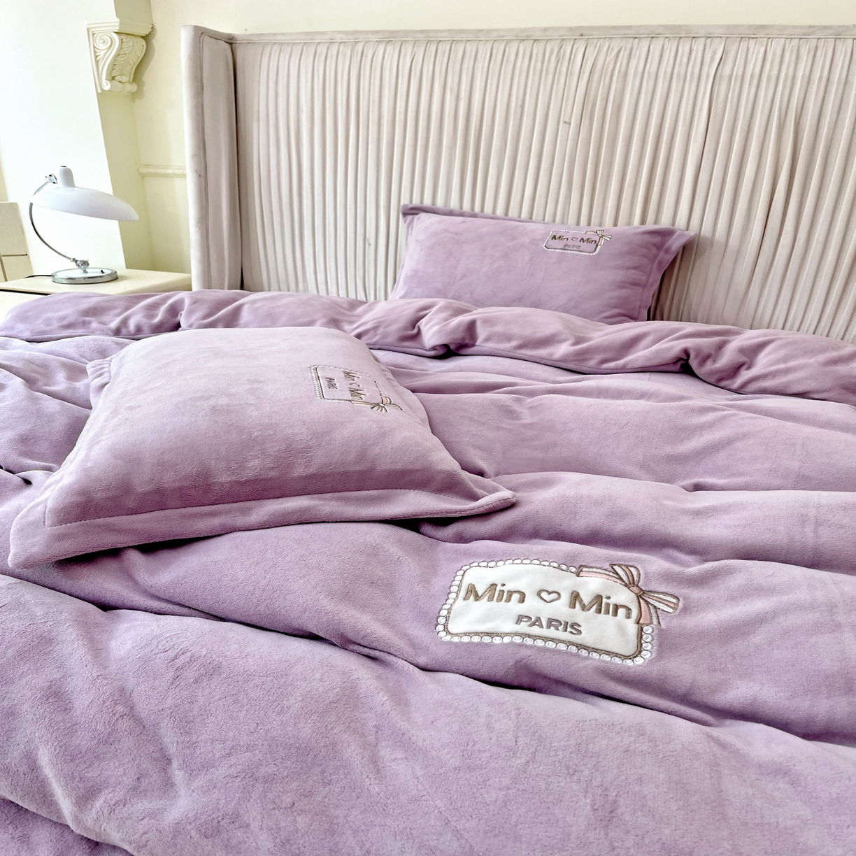 91家纺网 家纺一手货源 找家纺 恋尚羽家纺  2025新款牛奶绒绣花四件套 紫色