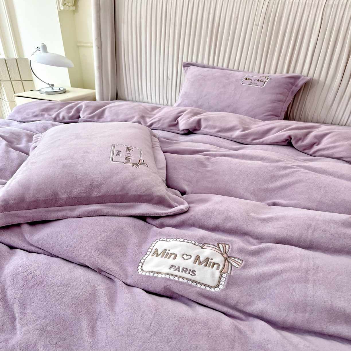 91家纺网 家纺一手货源 找家纺 恋尚羽家纺  2025新款牛奶绒绣花四件套 紫色