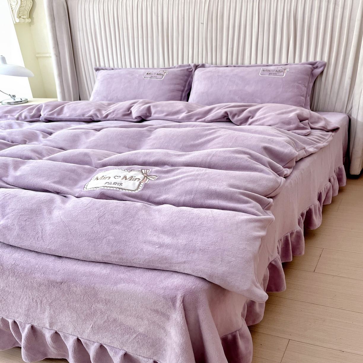 91家纺网 家纺一手货源 找家纺 恋尚羽家纺  2025新款牛奶绒绣花四件套 紫色