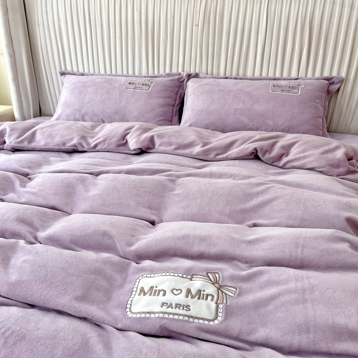 91家纺网 家纺一手货源 找家纺 恋尚羽家纺  2025新款牛奶绒绣花四件套 紫色