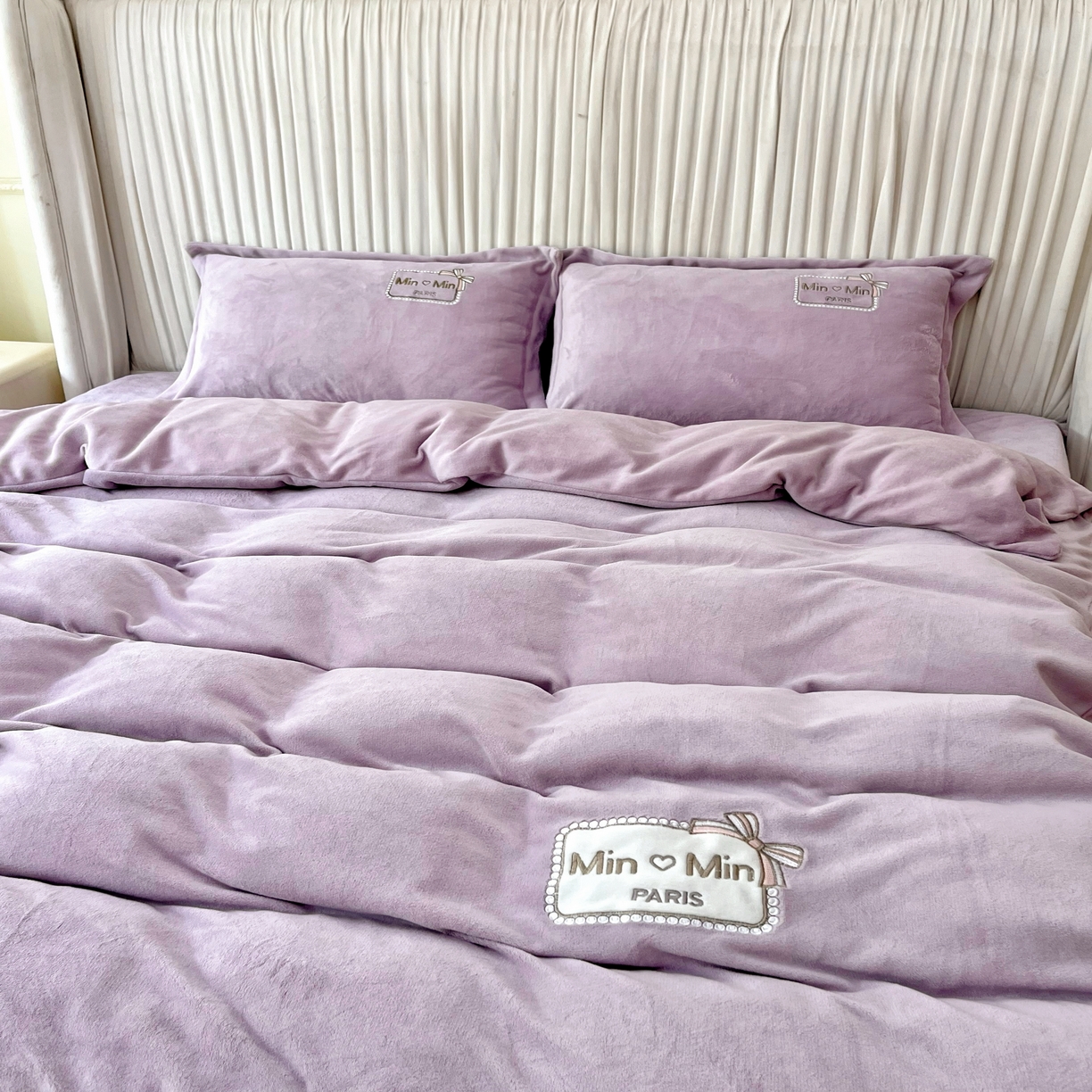 91家纺网 家纺一手货源 找家纺 恋尚羽家纺  2025新款牛奶绒绣花四件套 紫色