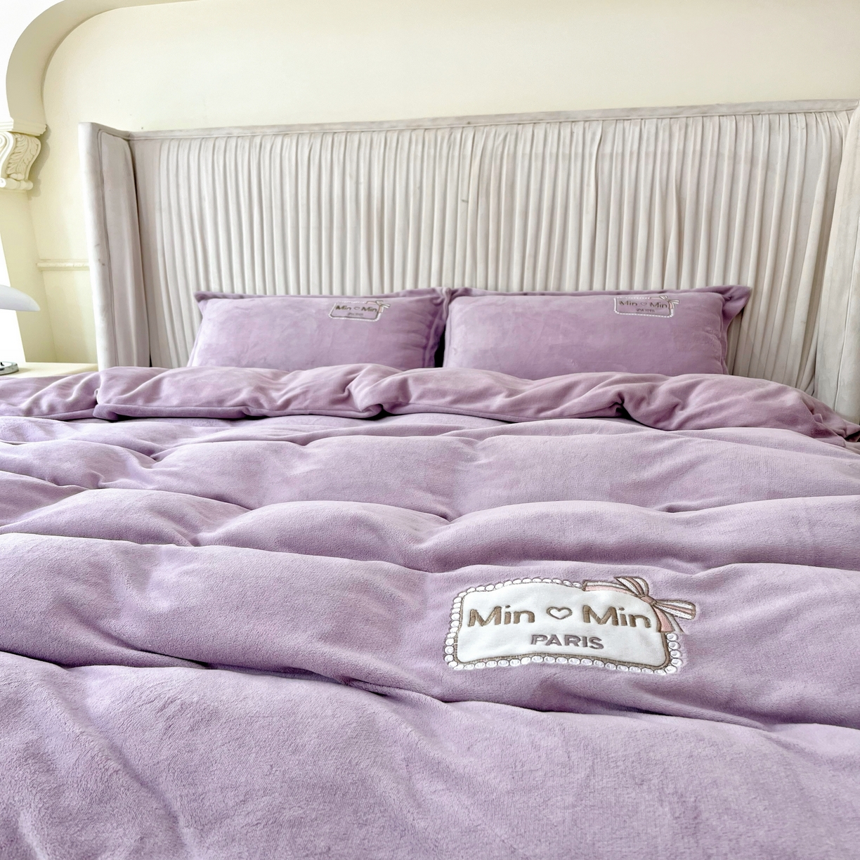 91家纺网 家纺一手货源 找家纺 恋尚羽家纺  2025新款牛奶绒绣花四件套 紫色