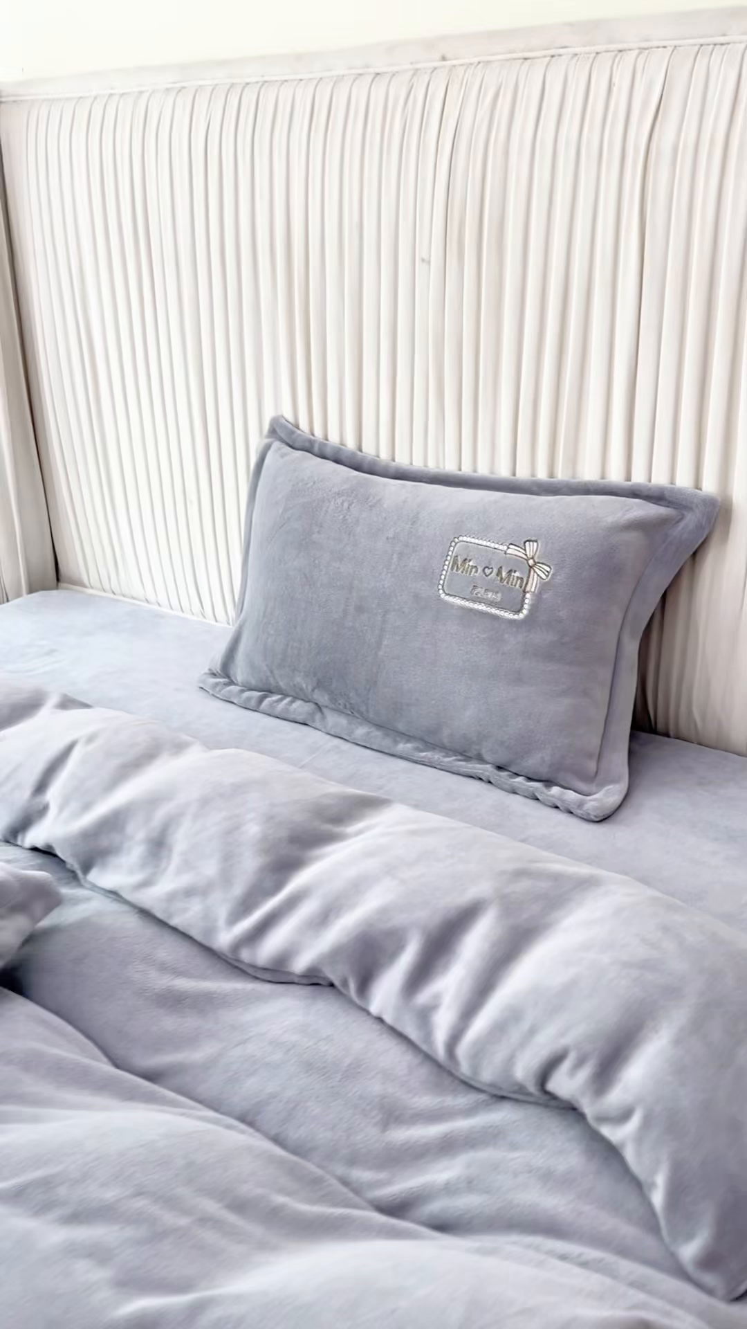 91家纺网 家纺一手货源 找家纺 恋尚羽家纺  2025新款牛奶绒绣花四件套 灰色