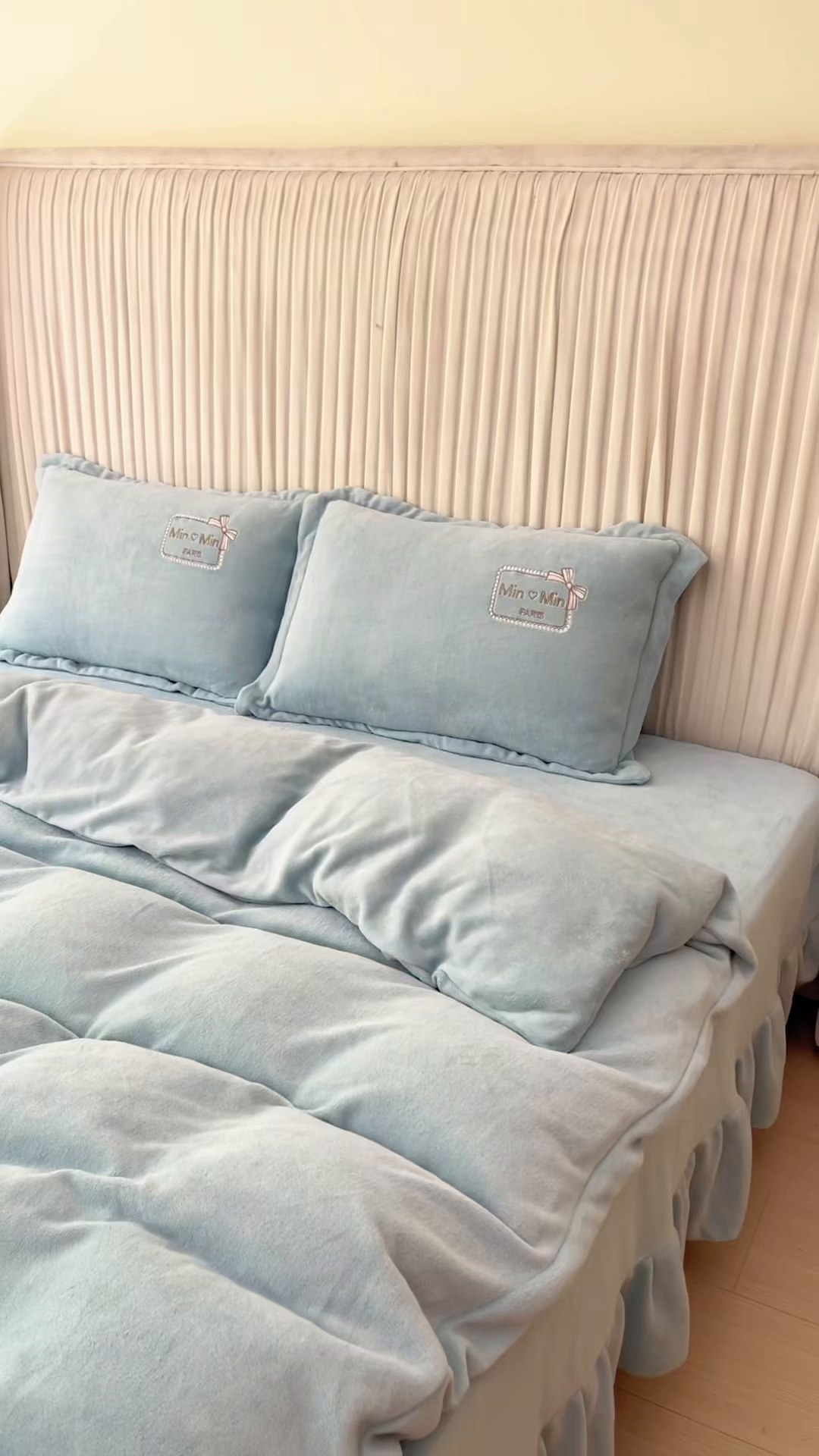 91家纺网 家纺一手货源 找家纺 恋尚羽家纺  2025新款牛奶绒绣花四件套 兰色