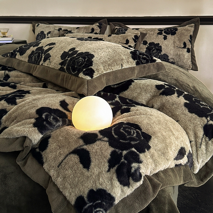 91家纺网 家纺一手货源 找家纺 绒世界 2025秋冬新款丹麦绒宽边牛奶绒四件套 宽边兔绒-绽放-灰