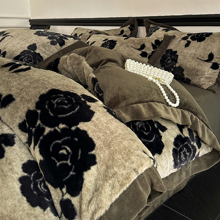 91家纺网 家纺一手货源 找家纺 绒世界 2025秋冬新款丹麦绒宽边牛奶绒四件套 宽边兔绒-绽放-灰