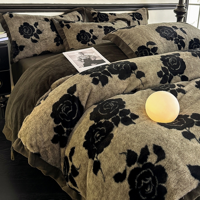 91家纺网 家纺一手货源 找家纺 绒世界 2025秋冬新款丹麦绒宽边牛奶绒四件套 宽边兔绒-绽放-灰