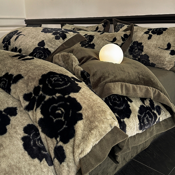 91家纺网 家纺一手货源 找家纺 绒世界 2025秋冬新款丹麦绒宽边牛奶绒四件套 宽边兔绒-绽放-灰