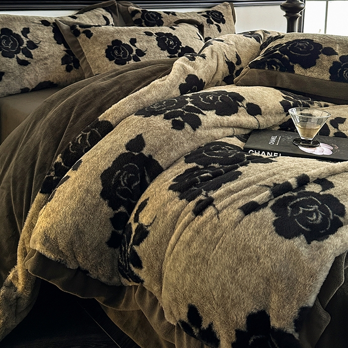 91家纺网 家纺一手货源 找家纺 绒世界 2025秋冬新款丹麦绒宽边牛奶绒四件套 宽边兔绒-绽放-灰